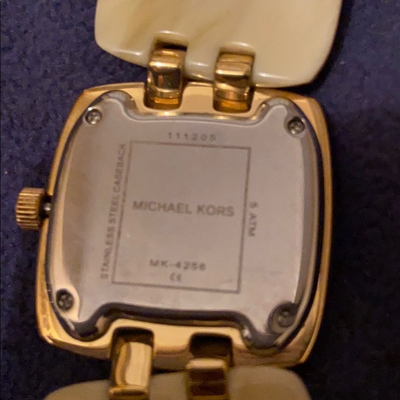 Gold tone and shell ‘Michael Kors’ bracelet watch - Picture 4 of 8